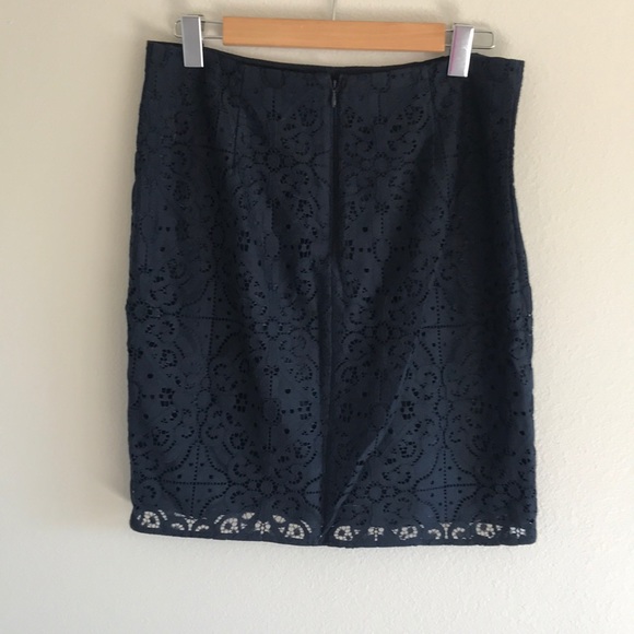 Banana Republic Lace Pencil Skirt - Picture 3 of 4